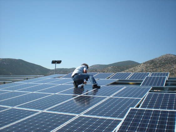 Αντιδράσεις για την επιβάρυνση παραγωγών ΑΠΕ χάριν της βιομηχανίας